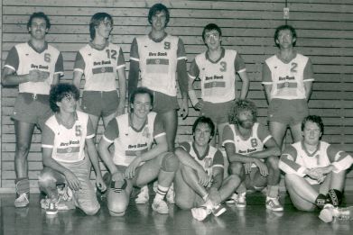 Herren 1, 4. Saison Nat. B 1983/84 v.l.n.r. stehend: Marco Capponi, Lukas Stauffer, Beat Siegenthaler, Markus Bäumler, Jörg Ziörjen; v.l.n.r. kniend: Pascal Honegger, Christoph Lüdin, Duri Müller, Roland Meierhofer, Roger Stauffiger
