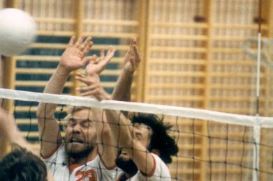 Herren 2 - Turnier um den Regionalmeister der 3. Liga 1983 in Binningen. Kampf am Netz mit Urs Güntensperger und Hanspeter Mesmer.