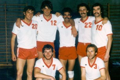 Herren 2 - Spiel gegen Sissach Saison 1982/83. v.l.n.r. stehend: Thomas Strickler, Rolf Bordt, Germinal Lopez, Hanspeter Mesmer, Georges Schneider; v.l.n.r. kniend: Päuli Gysin, Christian Güntensperger.