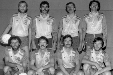 Herren 2 - Saison 1983/84 in der 2. Liga. v.l.n.r. stehend: Christian Güntensperger, Germinal Lopez, Toni Frey, Walti Rechsteiner; v.l.n.r. kniend: Hanspeter Mesmer, Hans Röthlisberger, Georges Schneider, Päuli Gysin.