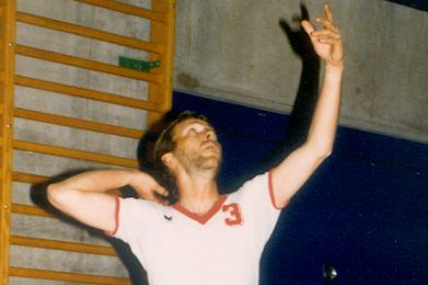Herren 2 - Spiel gegen Sissach Saison 1982/83. Chrigel am Service