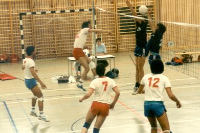 Herren 2 - Turnier um den Regionalmeister der 3. Liga 1983 in Binningen. Smash von Hanspi Mesmer.
